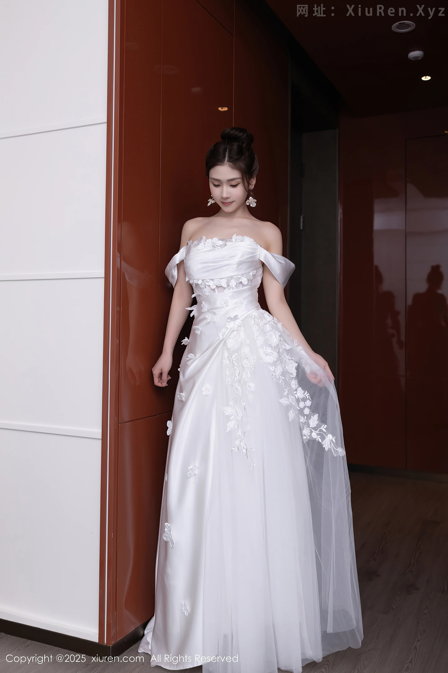 图片[3]-[XiuRen秀人网]No.10814_模特刘婷婷性感白色婚纱露白色内衣配超薄肉丝秀美腿诱惑写真80P-秀人网 - XiuRen.Space